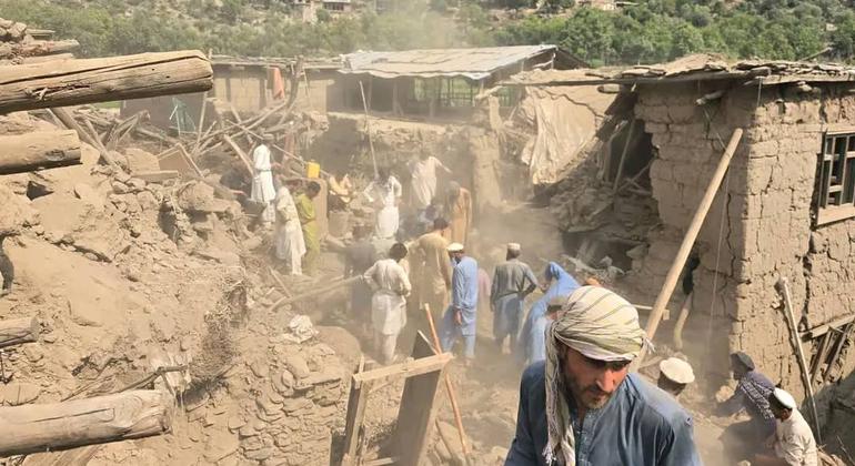 Afghanistan quake: Rescuers arrive on foot, survivors need everything